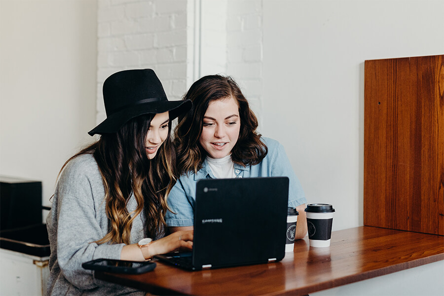Zwei Frauen arbeiten am Laptop
