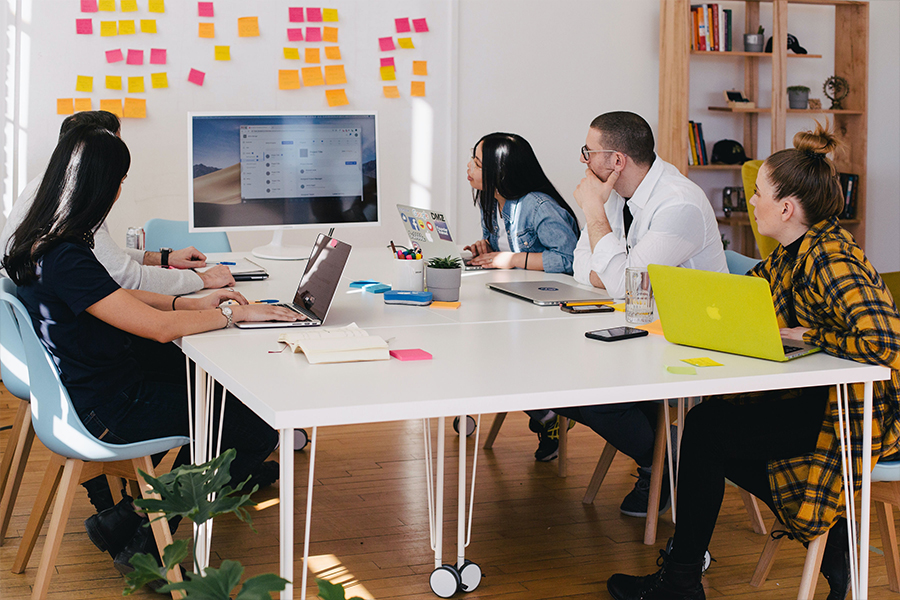 Mitarbeiter sitzen am Tisch und arbeiten