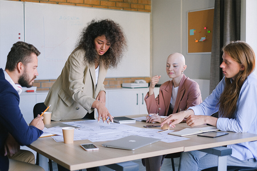 Personen arbeiten zusammen an einem Projekt