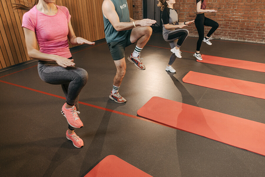 Mehrere Personen machen eine Fitnessübung gemeinsam